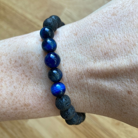 Lava rock diffuser bracelet with blue sodalite beads - Picture 2 of 5
